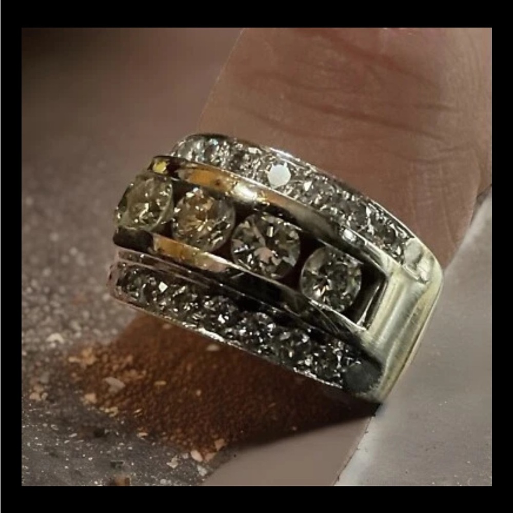 Elegant white gold and diamond Band Ring